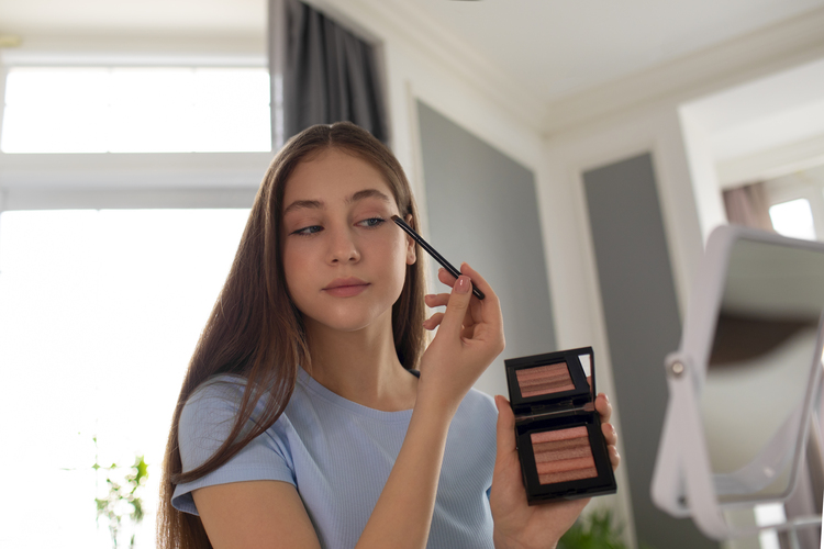 Dapatkan tampilan flawless impianmu dengan teknik aplikasi makeup yang tepat! Siapkan kulit, pilih foundation yang pas, dan aplikasikan dengan sempurna. Tampil percaya diri setiap hari! (freepik)