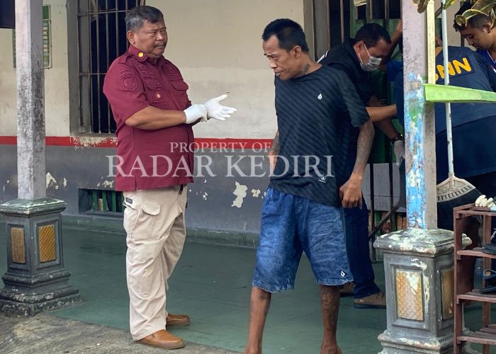 SIDAK: Petugas memeriksa penghuni Lapas IIA Kediri.