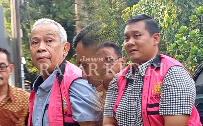Penyidik Kejaksaan Negeri (Kejari) Kota Kediri menjebloskan dua tersangka ke tahanan.