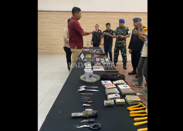 Kalapas Solichin menunjukkan barang sitaan hasil razia gabungan.