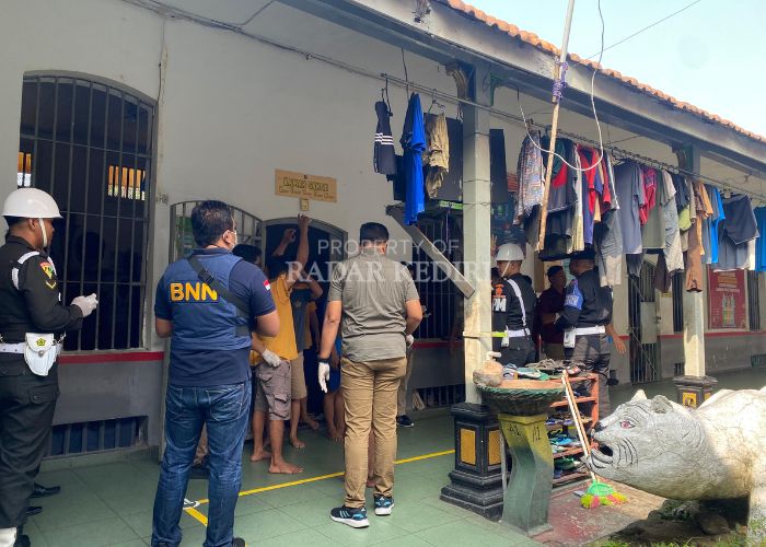 Petugas gabungan melakukan sidak di Lapas Kelas IIA Kediri.