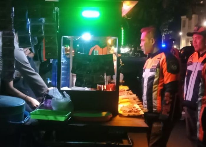 DIRAZIA: Petugas Satpol PP saat mendatangi salah satu angkringan yang ada di SLG Kediri. Petugas menemukan angkringan nakal yang jual miras.