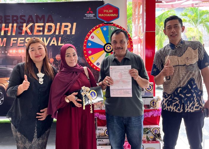MITSUBISHI KEDIRI SHOWROOM FESTIVAL: Pelanggan yang menerima hadiah langsung di momen Kartini.