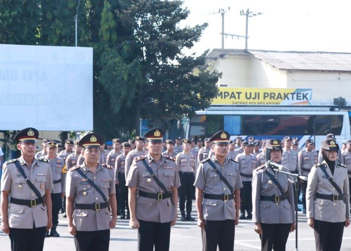 SIGAP: Enam periwara di Polres Kediri saat upacara sertijab pada Kamis (24/4).
