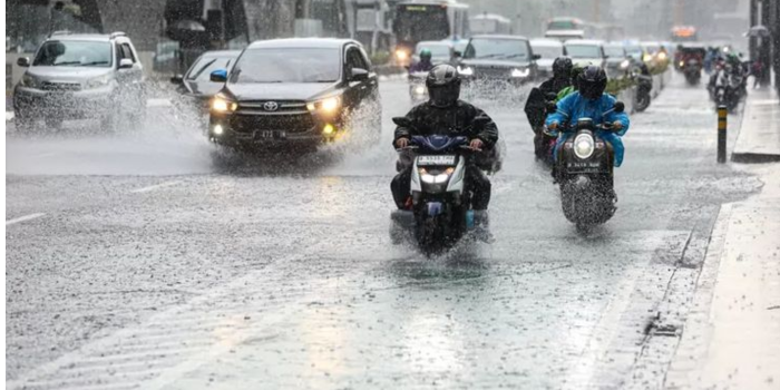 Kendaran Bermotor Saat Hujan Deras Di Jalan