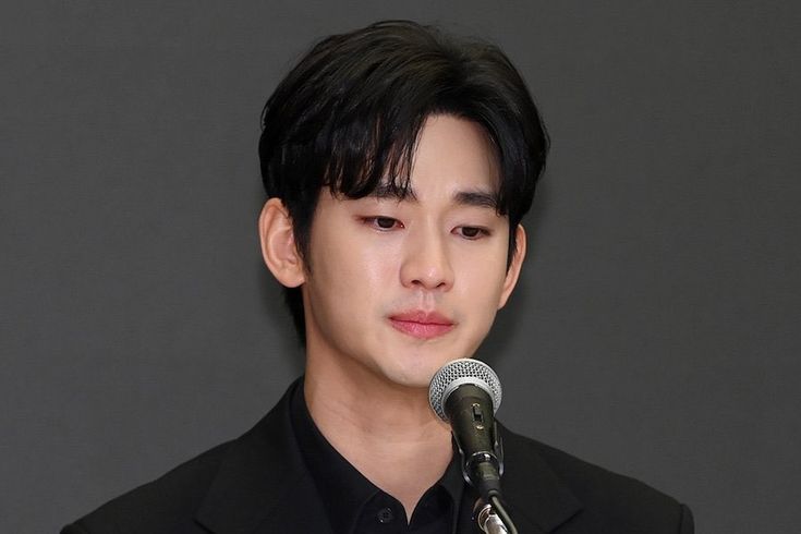 Bukan Dengan Kim Sae Ron, Media Korea Ungkap Kim Soo Hyun Menjalin Hubungan Asmara dengan Seorang Idol