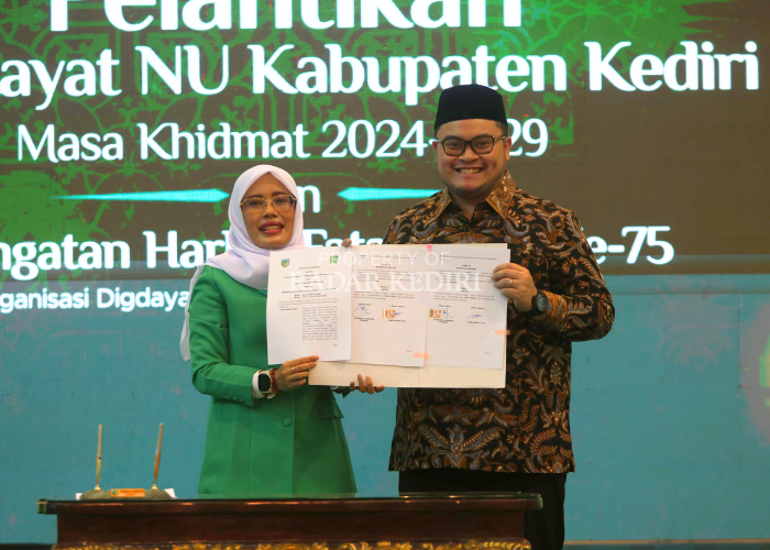 Bupati Kediri Hanindhito Himawan Pramana menyerahkan replika kunci mobil kepada Ketua PC Fatayat Kabupaten Kediri Dewi Mariya Ulfa di Convention Hall Simpang Lima Gumul kemarin.