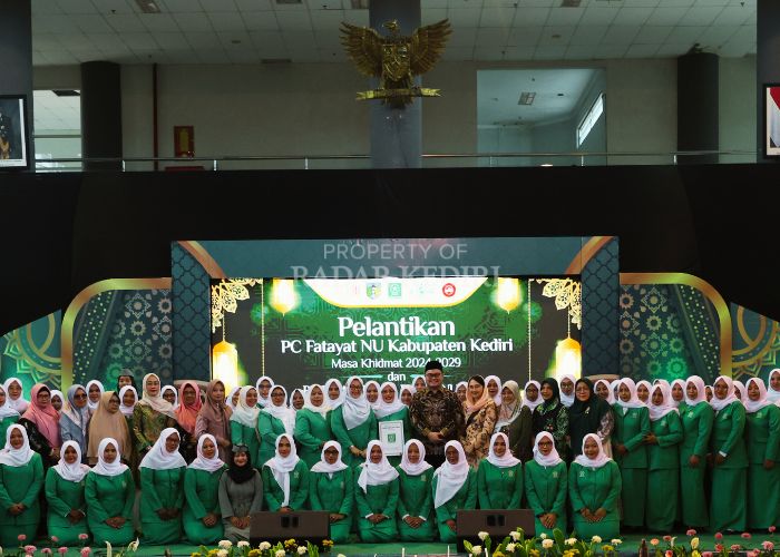 Jajaran Pengurus Cabang Fatayat NU periode 2024-2029 bersama Bupati Kediri Hanindhito Himawan Pramana usai pelantikan di Convention Hall Simpang Lima Gumul kemarin.