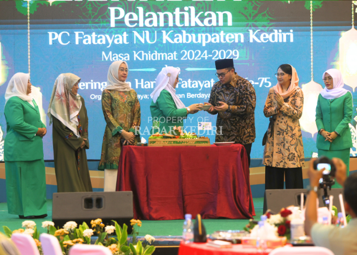 Jajaran Pengurus Cabang Fatayat NU periode 2024-2029 bersama Bupati Kediri Hanindhito Himawan Pramana usai pelantikan di Convention Hall Simpang Lima Gumul kemarin.