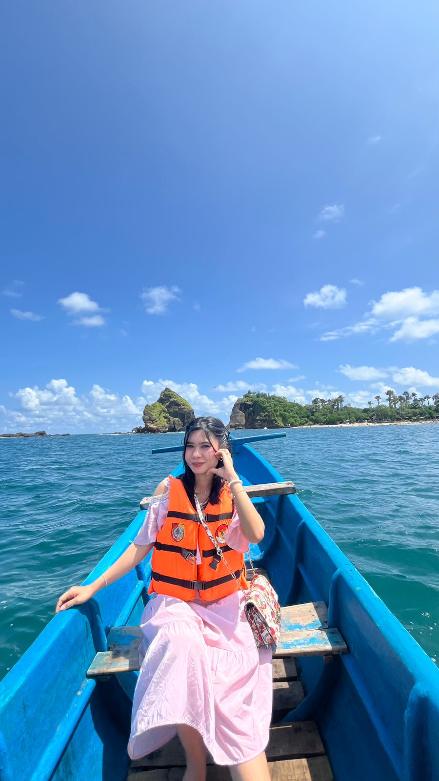 Naik perahu keliling pantai sambil menikmati pesona alam laut selatan Pantai Papuma.