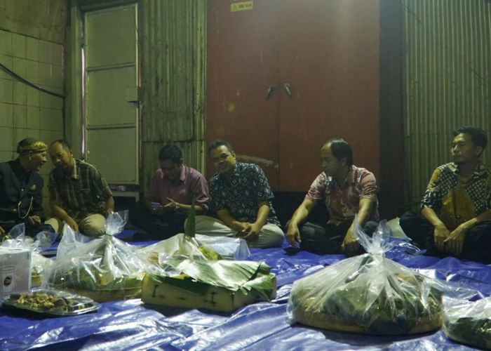 SIAP GILING: Jajaran Manajemen PG Pesantren Baru siap doa bersama warga.