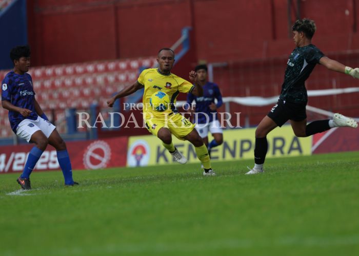 TANGGUH: Gustavo Sueba dihadang dua pemain Batavia FC.