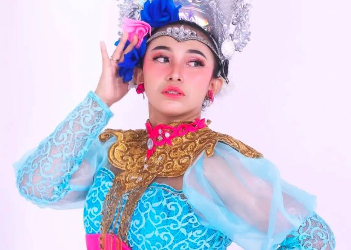 TAMPIL BEDA: Gelar Gian Crismeril mengenakan kostum tarian sebelum tampil.