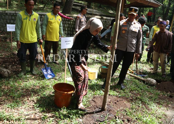 SIMBOL: Wali Kota Vinanda menancapkan sebatang pohon.