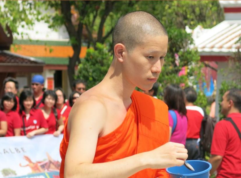 Biksu Thailand saat melakukan ritual keagamaan.