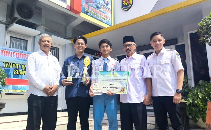 Kepala SMK Kertanegara Wates Pujiono (berpeci), Wakasek Imam Khoirudin, Kaprogli TPL Feryzal Sutra P.,  Wakasek Iranda M. Anshori, bersama M. Niko Syukron Abdillah