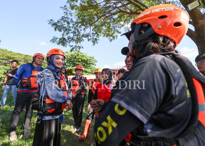 BERI ARAHAN: Wali Kota Vianda Prameswati memantau aktivitas pladu di Sungai Brantas Kediri bersama BPBD Kota Kediri.