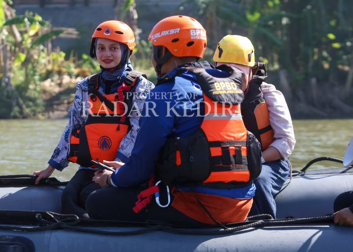 PANTAU PLADU: Wali Kota Kediri Vinanda menggunakan perahu karet di Sungai Brantas Kediri.