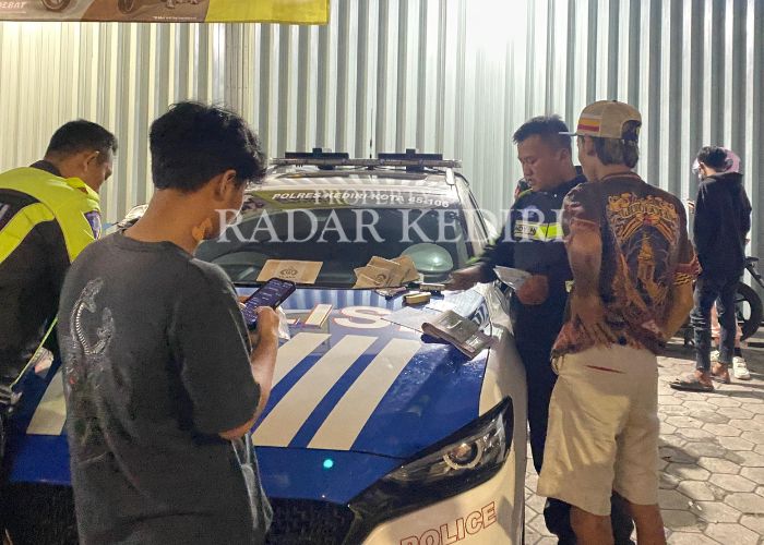 KENA TILANG: Polisi menindak pengendara bermotor yang melakukan pelanggaran.