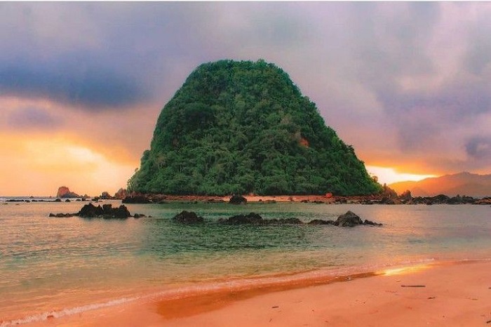 Pantai Pulau Merah jadi ikon wisata Banyuwangi.