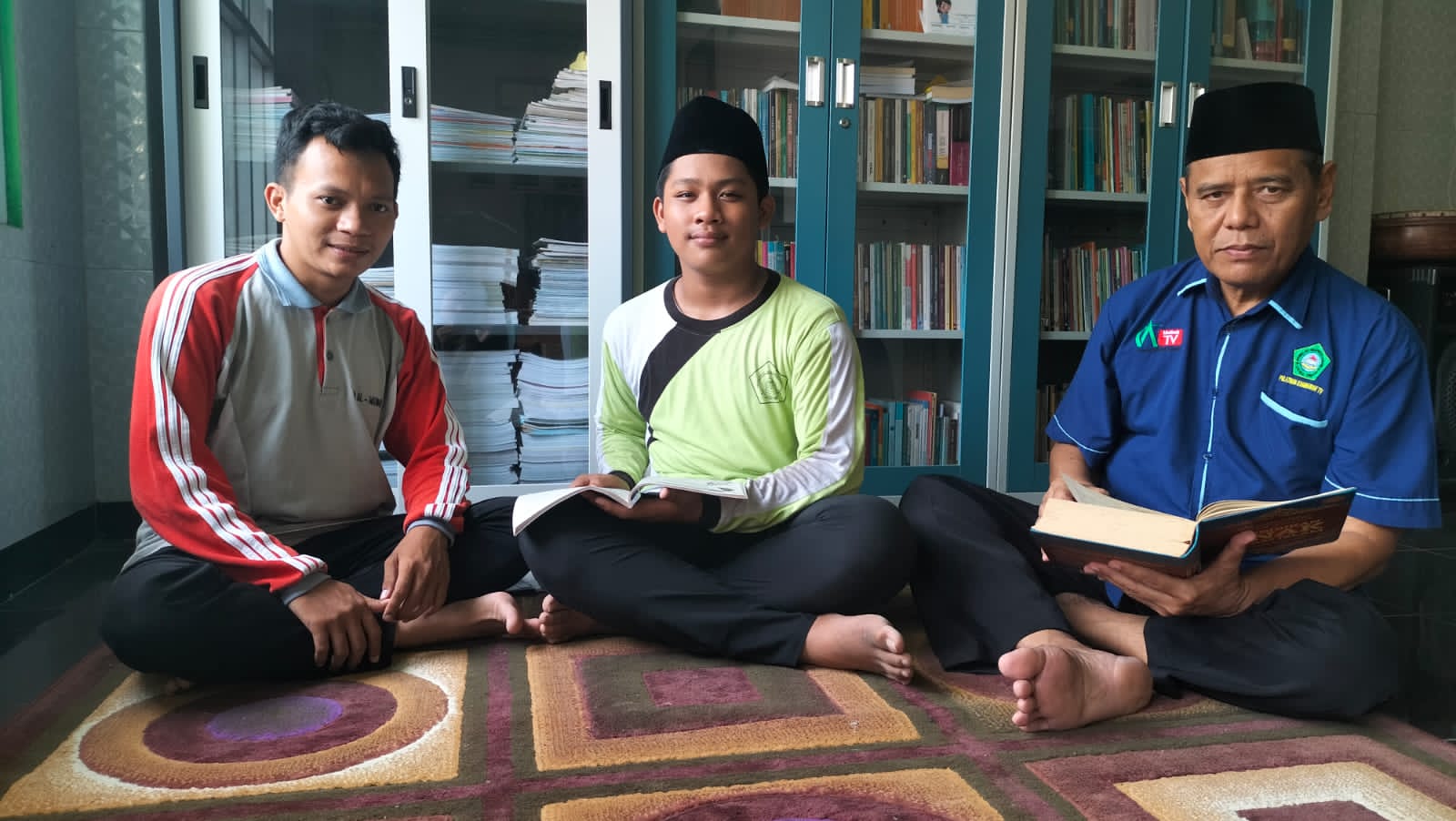 PKBM Al Madinah Kota Kediri kembali menorehkan prestasi gemilang. Razi (tengah) duduk bersama Abdurochman (kanan) dan guru pembimbingnya.