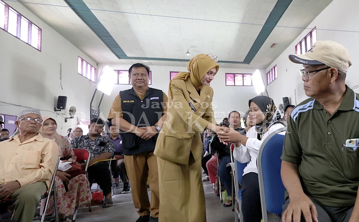 Wali Kota Kediri Vinanda Prameswati saat menyerahkan bantuan kepada warga.