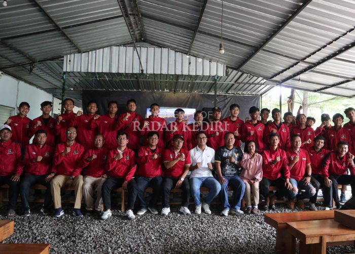 Skuad Inter Kediri berfoto bersama sebelum pembubaran tim.