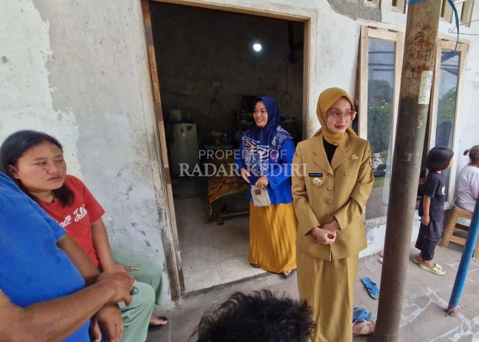 Wali Kota Kediri Vinanda Prameswati takziah ke rumah duka Ibu Nasiatin di Kelurahan Semampir, Kecamatan Kota pada Senin (28/4).