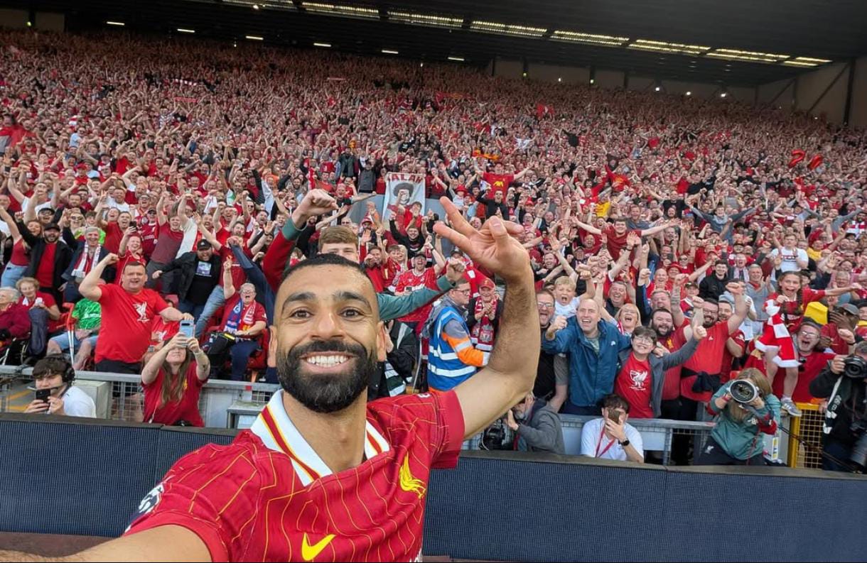 Mo Salah berselebrasi foto selfie di depan suporter Liverpool usai cetak gol melawan Tottenham.