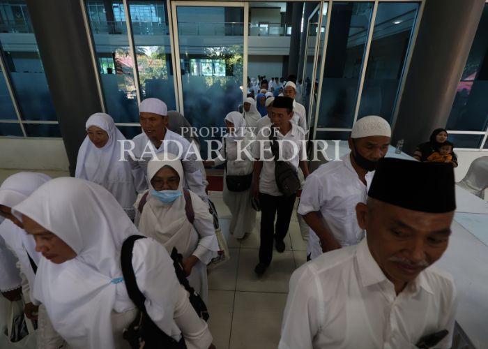 SIAP BERANGKAT: CJH Kabupaten Kediri keluar dari ruangan Convention Hall SLG Kediri. Mereka baru saja mendapatkan pengarahan sekaligus pelepasan oleh Wakil Bupati Mariya Ulfa pada Kamis (24/4)