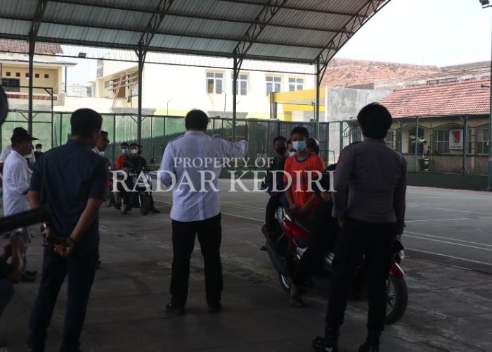 REKA ULANG: Tersangka pengeroyokan saat melakukan rekonstruksi kejadian di Polres Kediri.