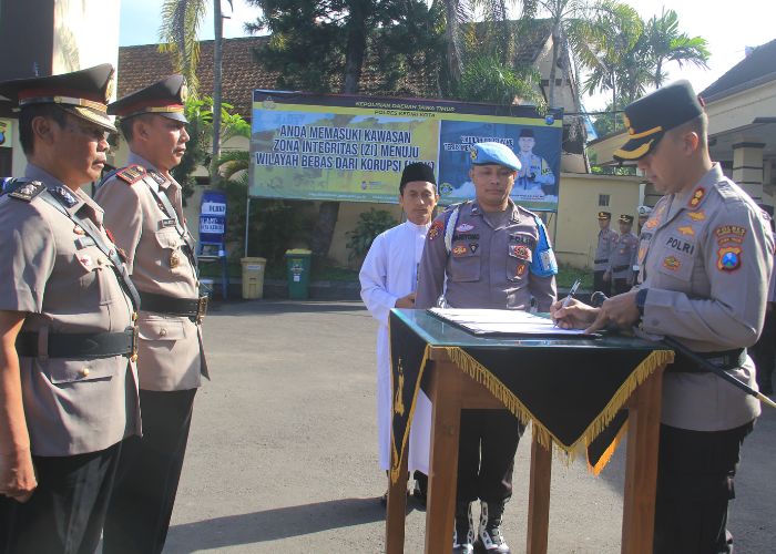 AKBP Mukhlason (kanan) dan AKP Iwan Setyo Budhi (kiri) saat melaksanakan sertijab yang dipimpin Kapolres Kediri Kota AKBP Bramastyo.