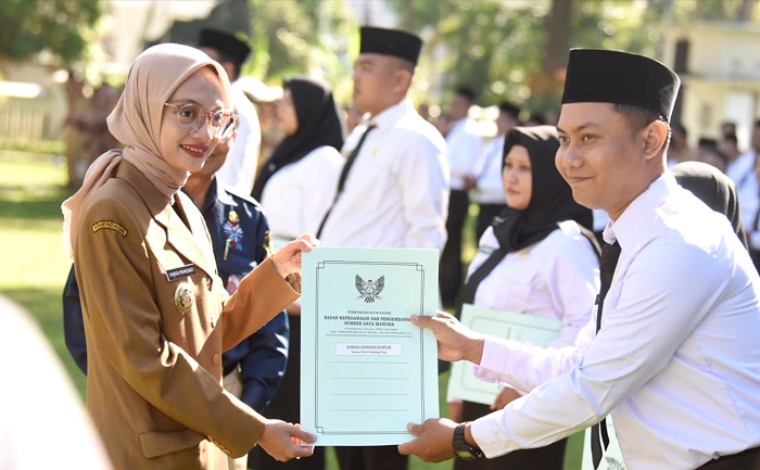 Wali Kota Kediri Vinanda Prameswati menyerahkan SK secara simbolis kepada honorer yang diangkat PPPK dan CPNS. Mereka akan mendapat 7 hak.