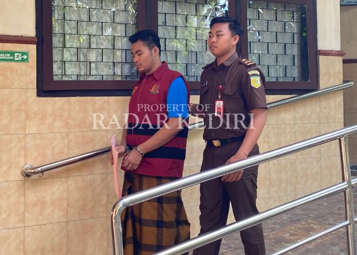 VONIS 7 TAHUN: Gibran dikawal petugas kejaksaan usai menjalani sidang di PN Kabupaten Kediri.