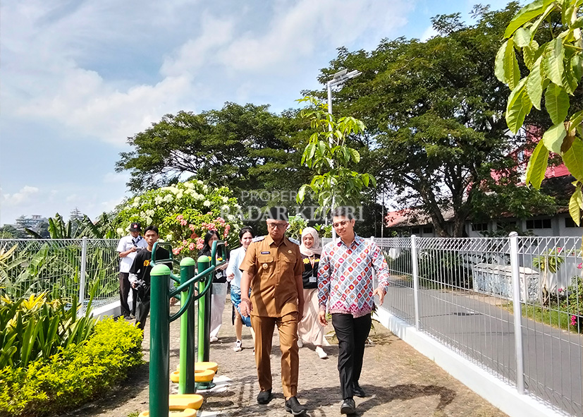 Gus Qowim bersama dr David mengunjungi Bhakta Health Park terdapat berbagai macam tanaman obat.