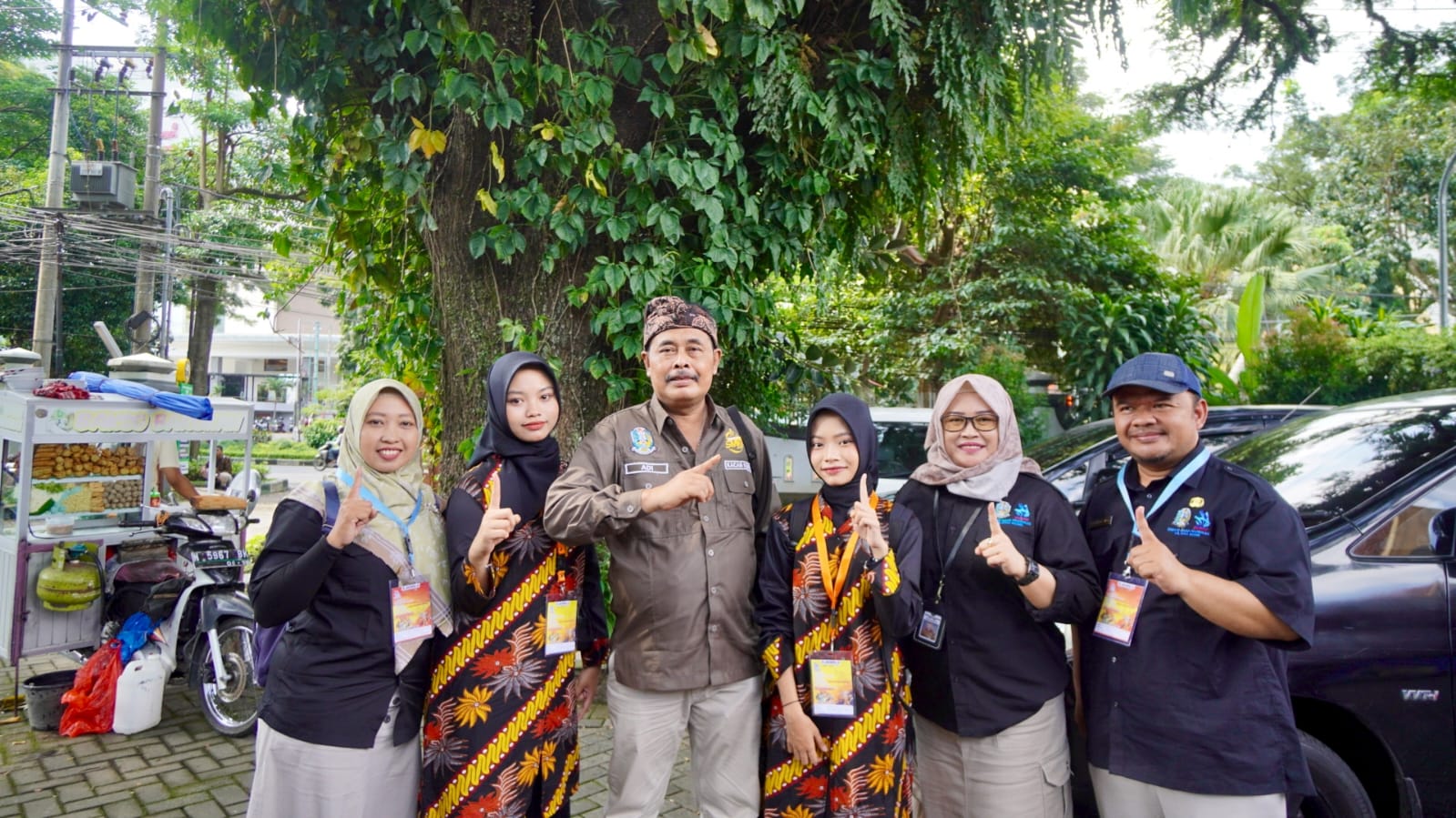Ais dan Fara berfoto bersama Kacabdin Adi Prayitno, Kepala SMKN 2 Kediri Nikmatus Sahadah serta guru pembimbing mereka Setyo Budianto dan Rully Arianti.