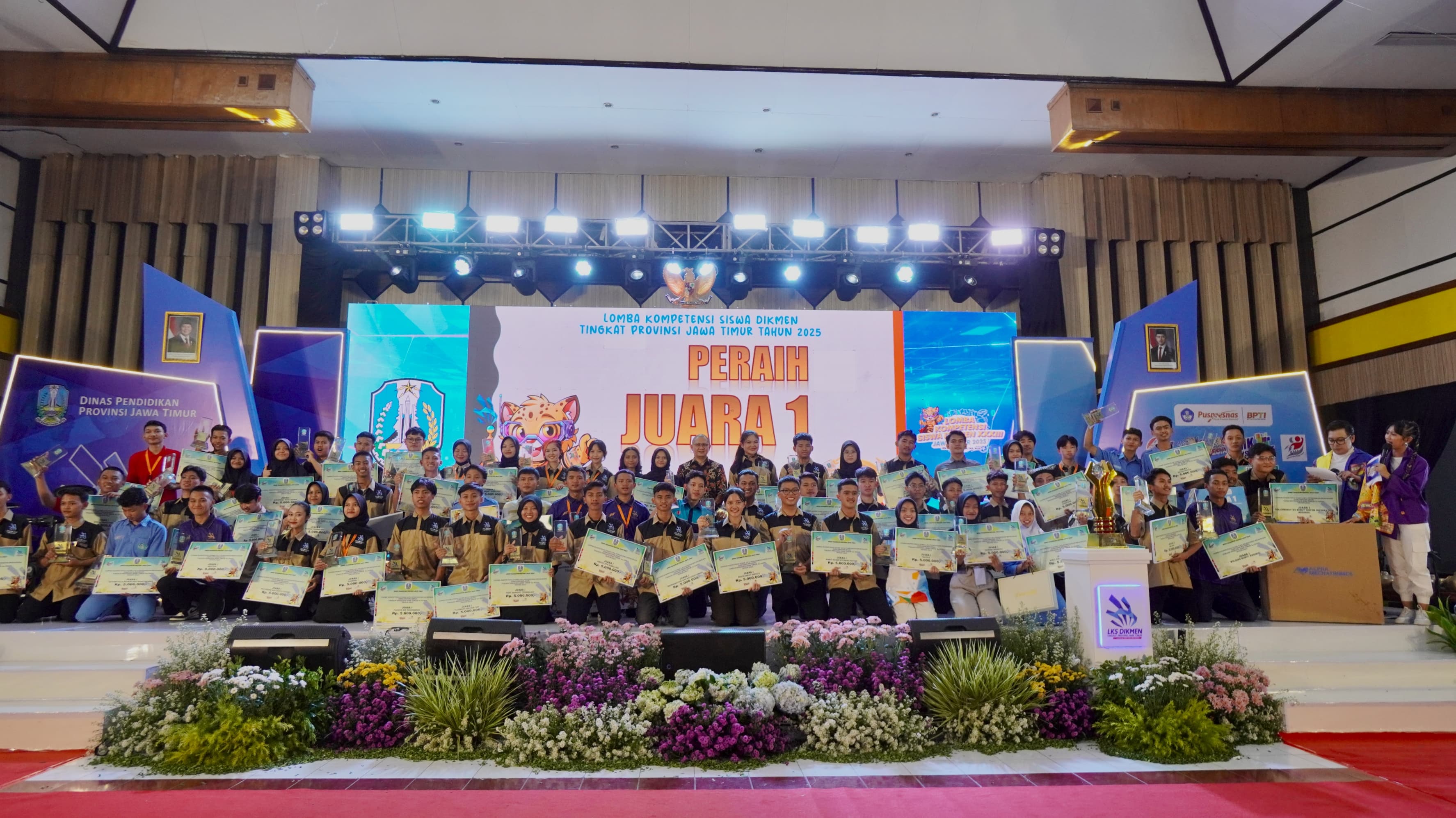 Putri Aisyah Bilhaq berfoto bersama Kadisdik Provinsi Jatim Aries Agung Paewai dan para pemenang lainnya usai menerima penghargaan sebagai juara LKS Dikmen Jatim.
