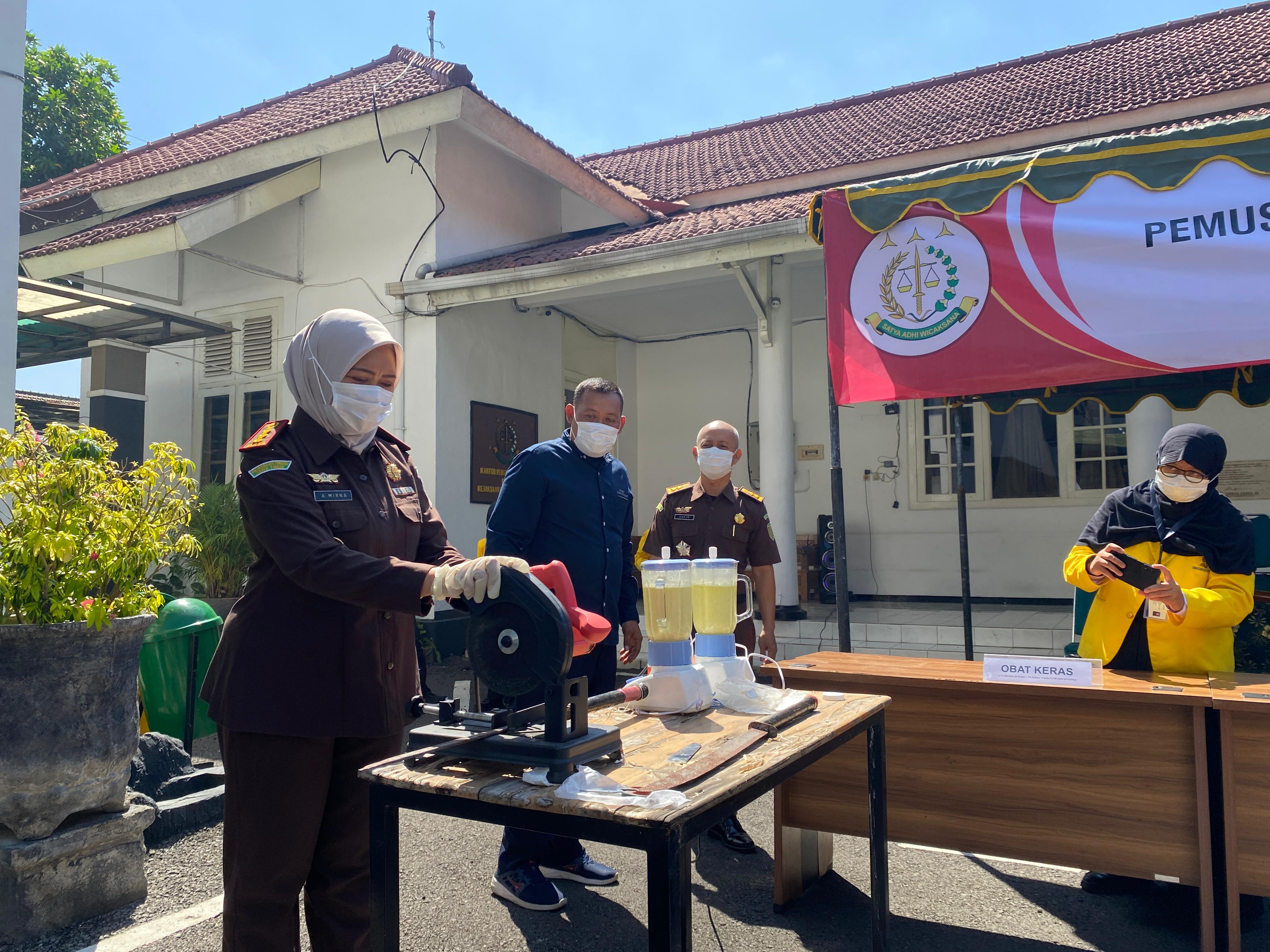 Kejari Kota Kediri melakukan pemusnahan barang bukti perkara yang sudah inkrah.