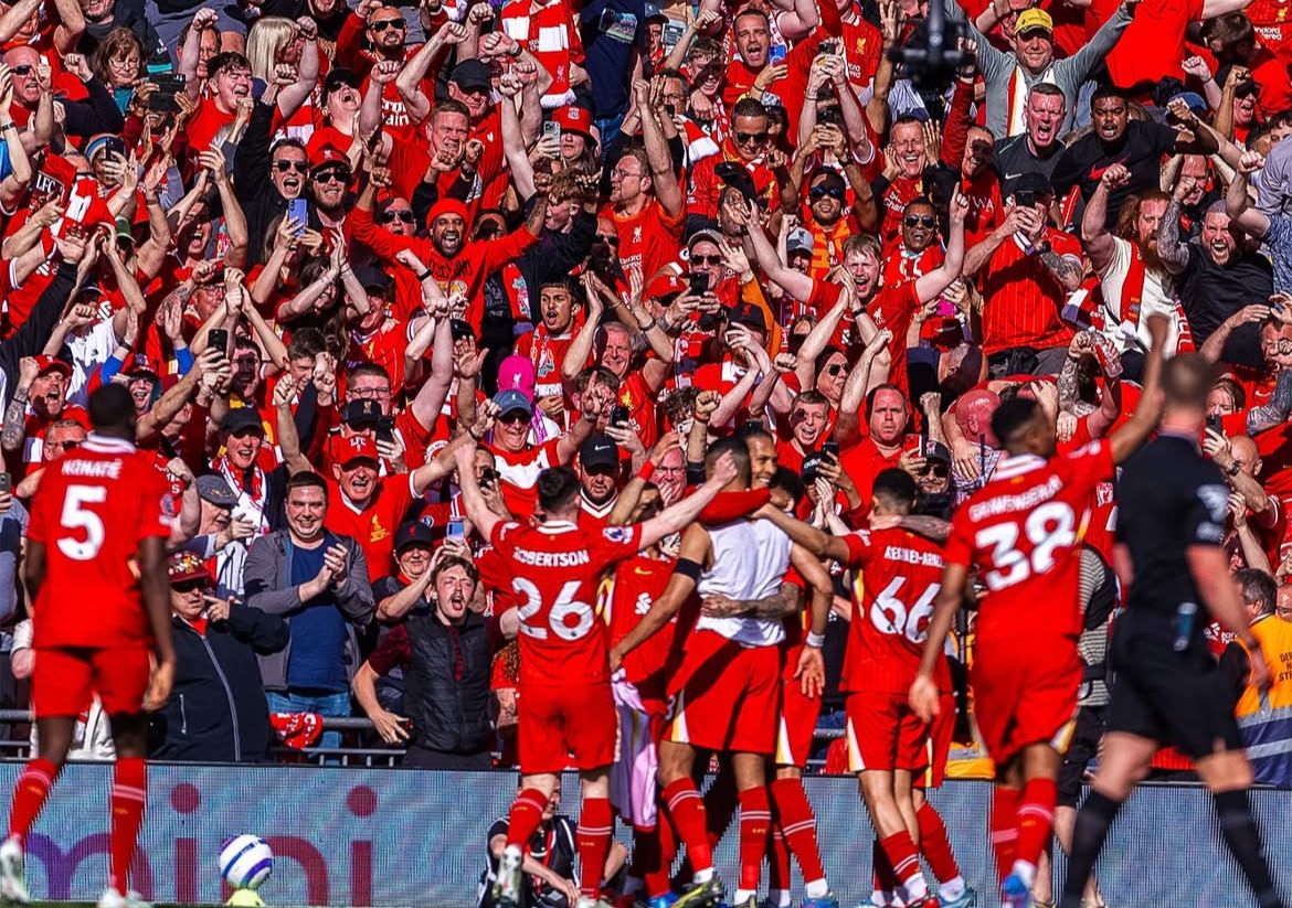 Selebrasi penggawa Liverpool di hadapan suporter di Anfield.