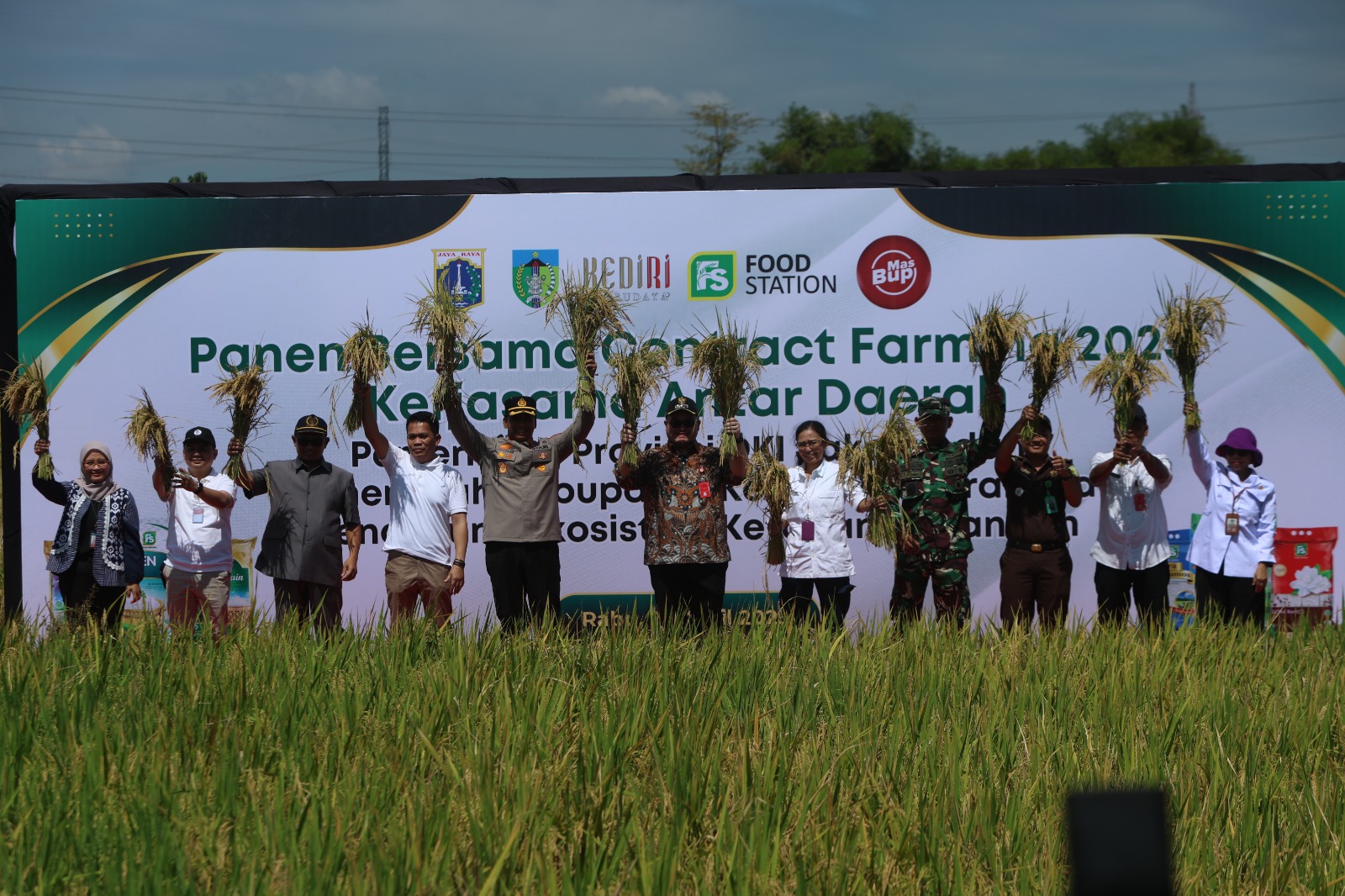 Bupati Kediri Hanindhito Himawan Pramana (tengah) bersama pejabat forkopimda, perwakilan Kementerian Pertanian dan PT Food Station Tjipinang Jaya melakukan panen padi di Desa Mekikis, Purwoasri.
