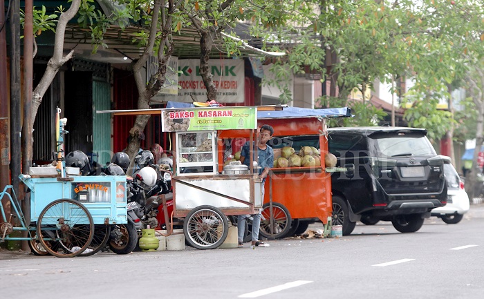 Para pedagang kaki lima di Jl Pattimura Kota Kediri.