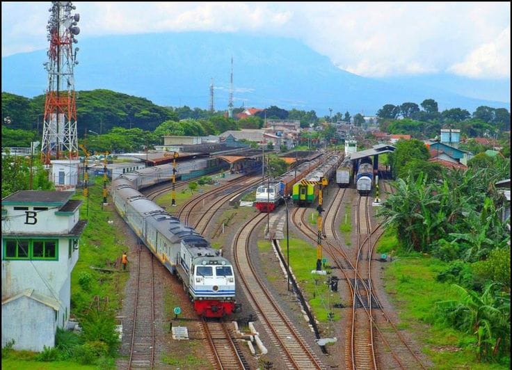 Ribuan Keluarga Tinggal di Jalur KA Di Jawa Barat, Bagaimana Nasib Mereka?