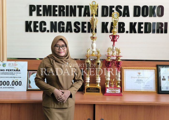 INSPIRATIF: Kades Doko, Diah Widarni saat berada di kantornya.