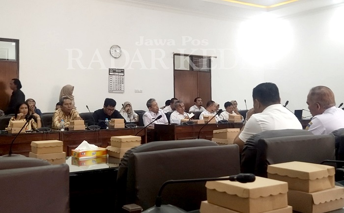 Komisi III DPRD Kabupaten Kediri kembali menggelar rapat dengar pendapat (RDP) terkait pencemaran belasan sumur warga Dusun/Desa Plosolor, Plosoklaten.