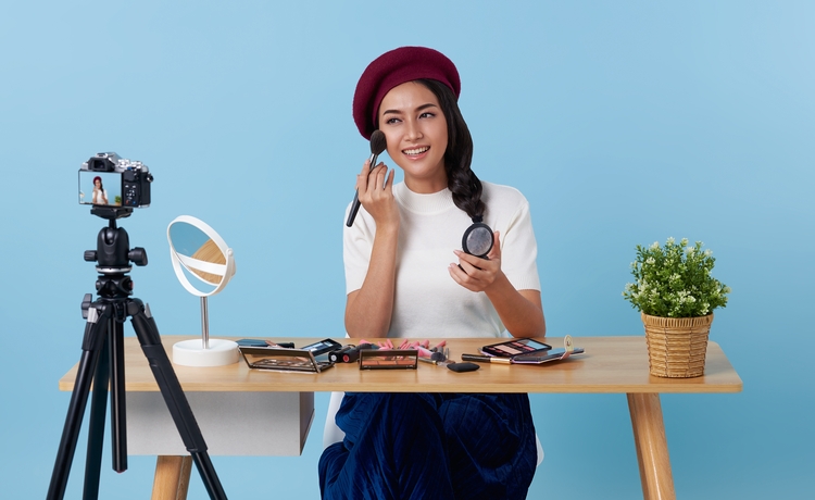 Ilustrasi make up untuk liburan (freepik)