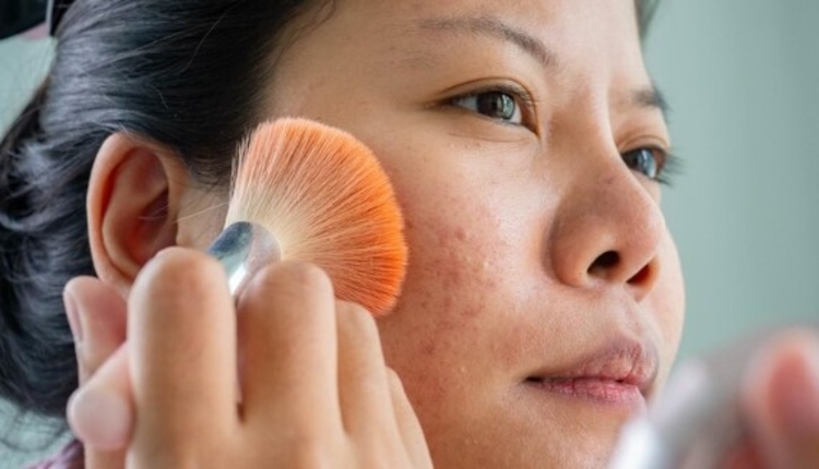 Tampil cantik tanpa khawatir! Temukan tips makeup aman untuk kulit sensitifmu dan lindungi kecantikan alami. (freepik)