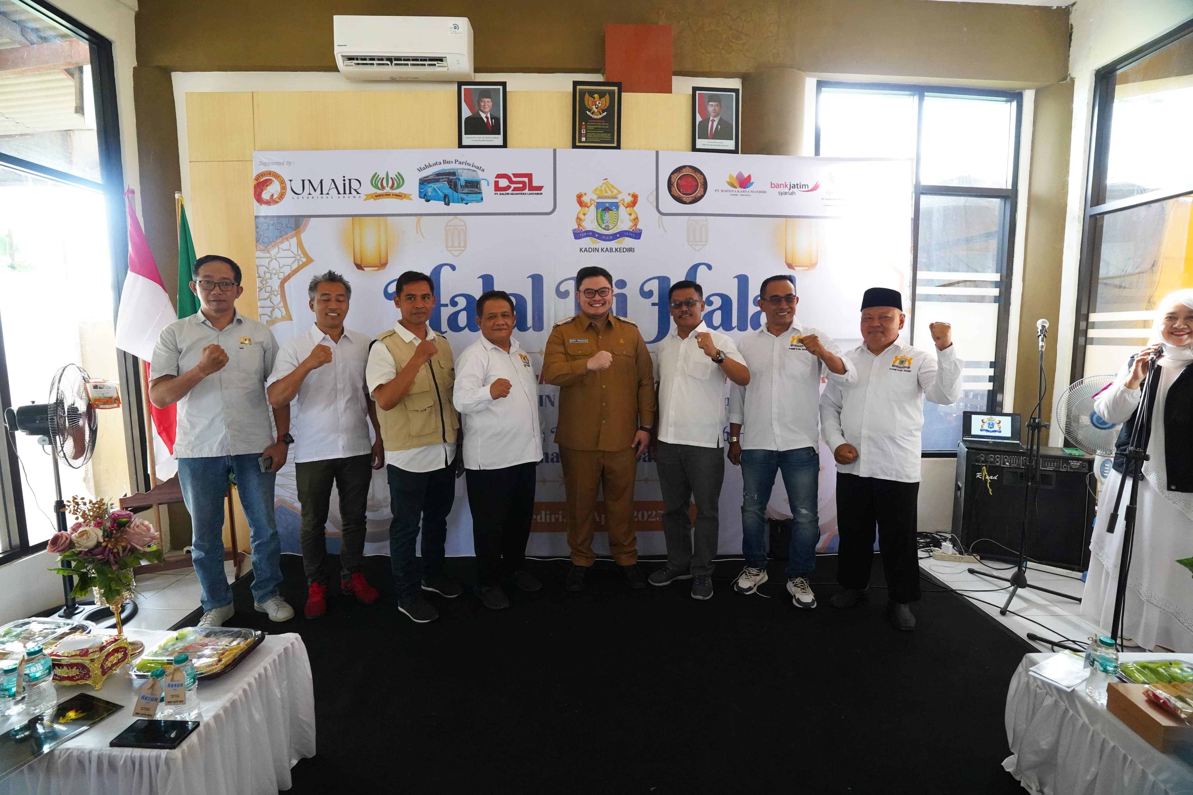 Bupati Kediri Hanindhito Himawan Pramana (4 dari kanan) bersama pengurus Kadin Kabupaten Kediri. Pemimpin muda Bumi Panjalu itu menggandeng para pengusaha untuk menangani kemiskinan ekstrem.