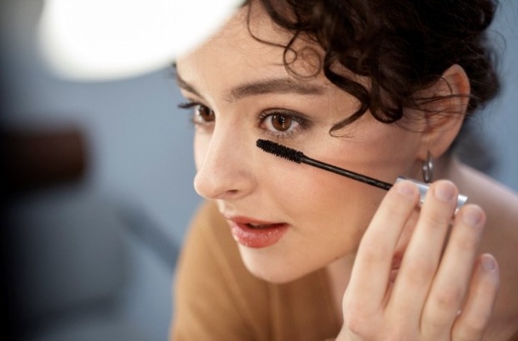 Tetap cantik tanpa khawatir makeup luntur! Temukan solusi makeup waterproof yang tahan lama di segala cuaca dan tampil percaya diri setiap saat ! (freepik)
