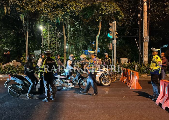 RAZIA: Polres Kediri Kota memeriksa surat kendaraan pengendara yang melintas di Jalan A Yani.
