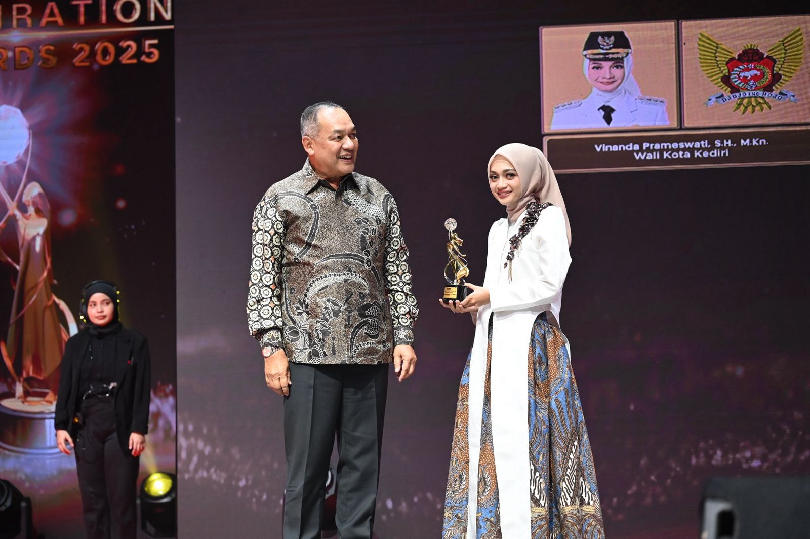 Wali Kota Kediri Vinanda Prameswati menerima penghargaan Women in Education Improvement di Jakarta (29/4).